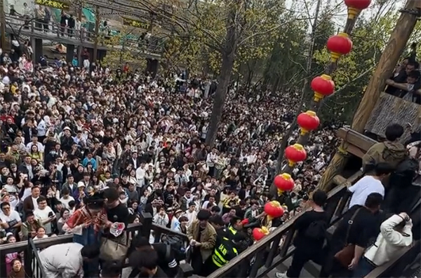 有游客高呼退票 开封万岁山武侠城景区致歉：称遭遇恶意刷票  第1张