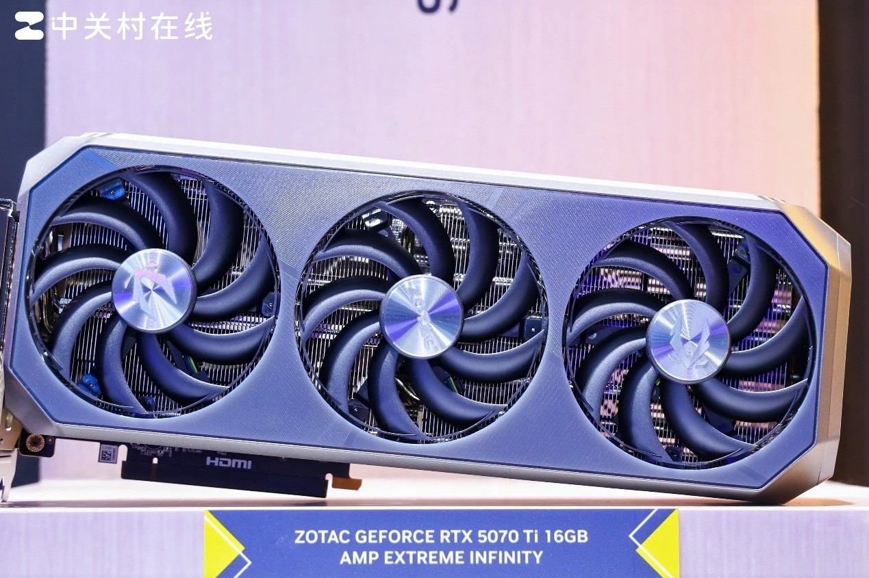 RTX 5080天启白色机甲美学太帅了 ChinaJoy2025索泰展台人气爆棚  第11张